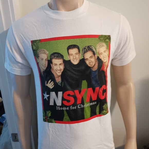 🆕💎Rare Urban Outfitters *NSYNC Home For the Holidays Graphic Tee - Picture 1 of 4